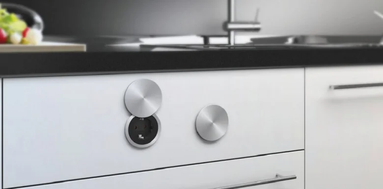 Moderní kuchyňská zásuvka s krytem pro elektrickou přípojku varné desky.
