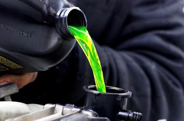 Zelená nemrznoucí směs se nalévá do chladiče motoru.