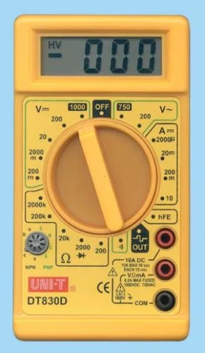 Žlutý digitální multimetr s displejem pro testování elektronických součástek.