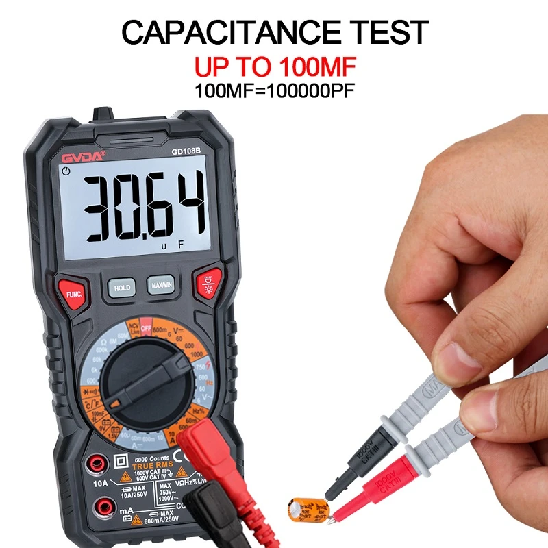 Multimetr měří kapacitu kondenzátoru pro elektromotor.