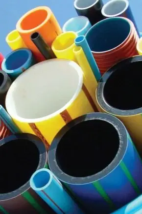 Skládka barevných plastových trubek pro vodovodní instalaci.