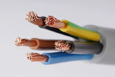 Příčný řez elektrickým kabelem s barevnými vodiči.