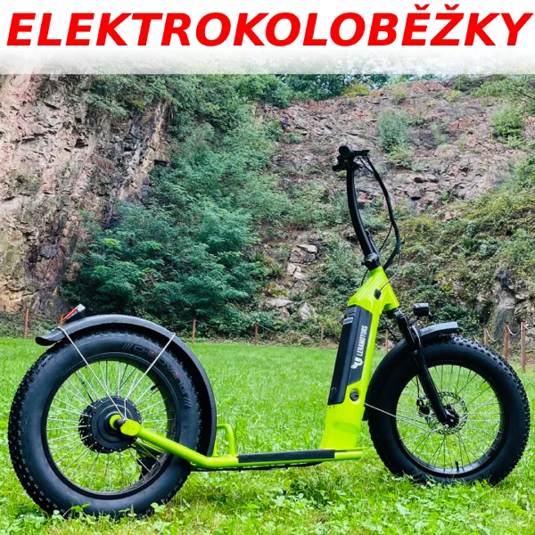Zelená elektrická koloběžka s tlustými pneumatikami na trávníku.