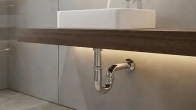 Moderní sifon pod dřezem v koupelně