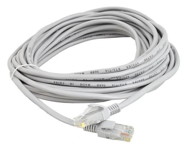 Světle šedý síťový kabel s konektory pro připojení počítače k routeru.