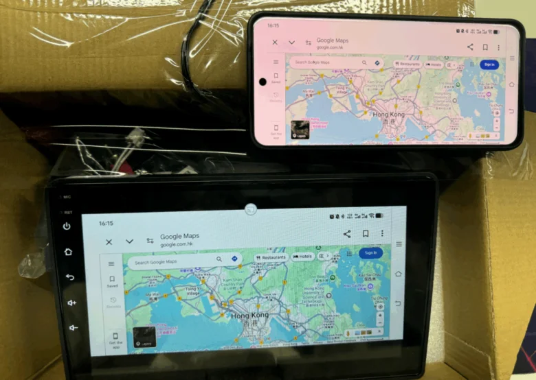 Telefon a tablet s mapou pro přenos obrazu do auta