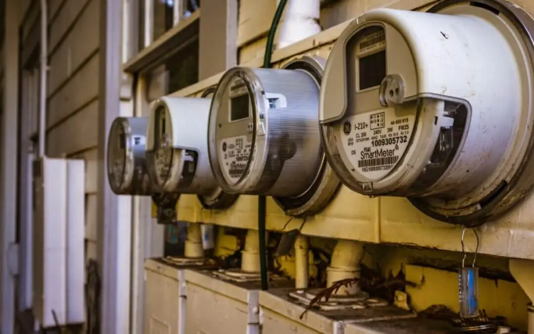 Řada elektroměrů na fasádě domu pro ověřování v roce 2025