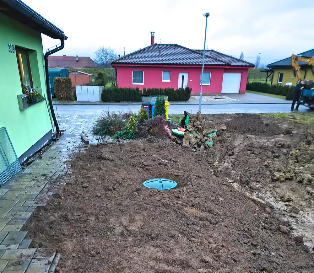 Závodní výkop pro septik s nainstalovaným modrým přístupovým víkem.