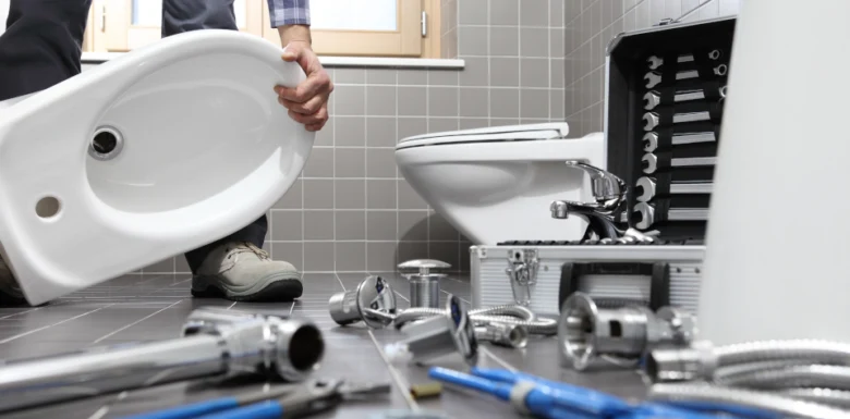 Montážní práce na instalaci nové sanitární keramiky v koupelně.