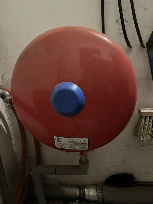 Rozšířovací nádrž v topném systému kotla na tuhá paliva