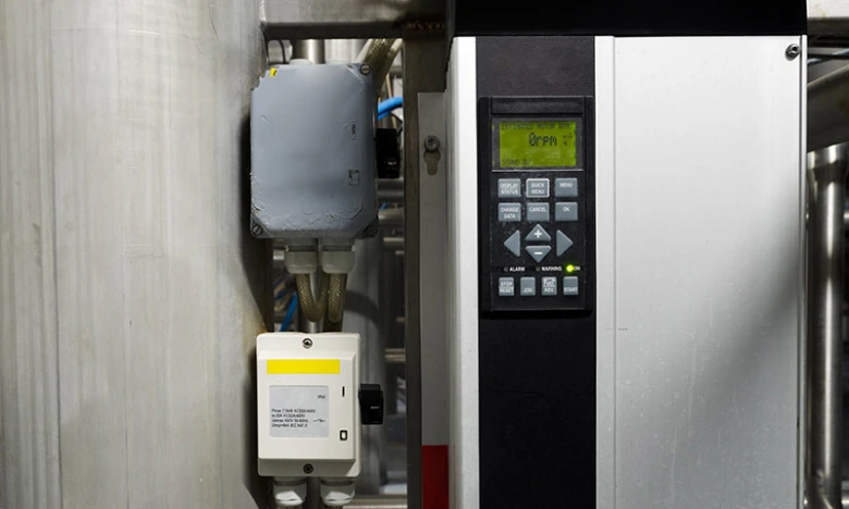 Regulátor otáček elektromotoru s displejem pro řízení bez ztráty výkonu.