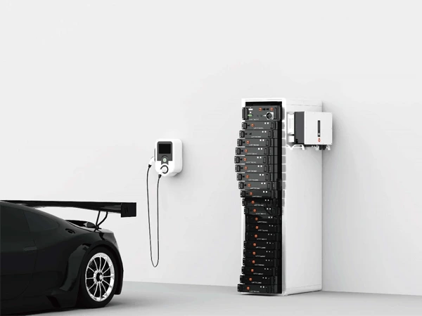 Černé elektromobilu nabíjený u stěnového systému pro baterie.