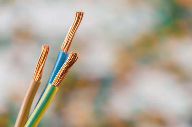 Odkryté měděné vodiče v elektrickém kabelu bez izolace