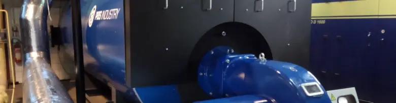 Modrá čerpadlová součást parního kotle značky HIS Industry.