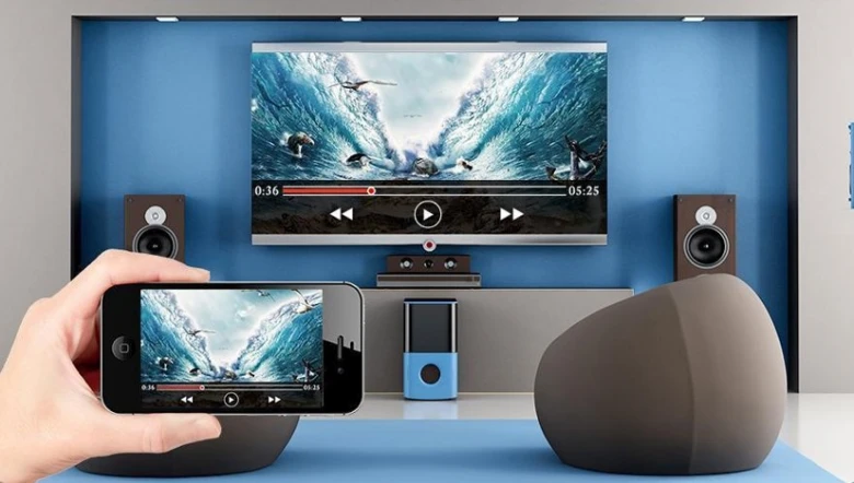 Smartphone přenáší obraz na televizi pomocí bezdrátového spojení.