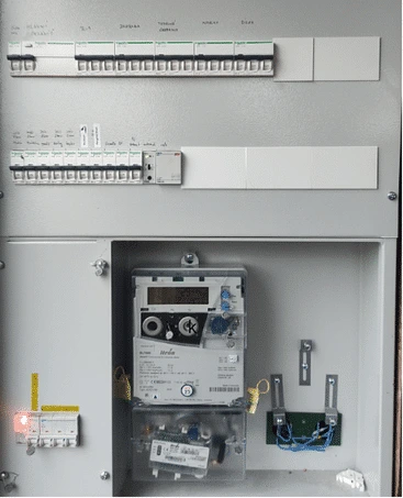 Otevřená elektrická rozvaděč s jističi a měřicím přístrojem