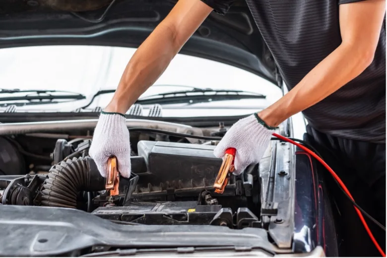 Připojení červeného a černého kabelu k autobaterii při startování