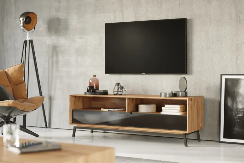 Televize namontovaná nad televizní skříň v optimální výšce pro sledování.
