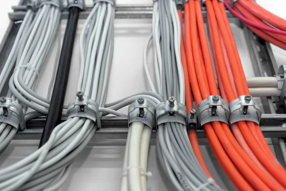 Organizace elektrických kabelů v rozvaděči s pomocí svorek.