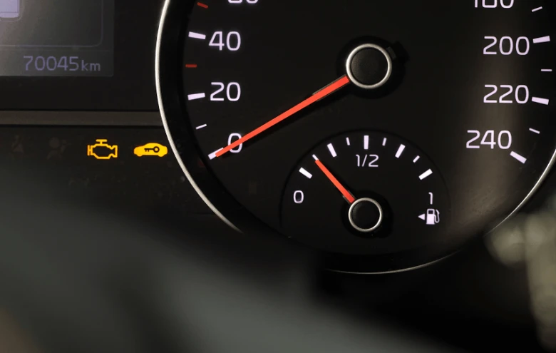 Zapnutá kontrolka motoru na přístrojové desce automobilu.