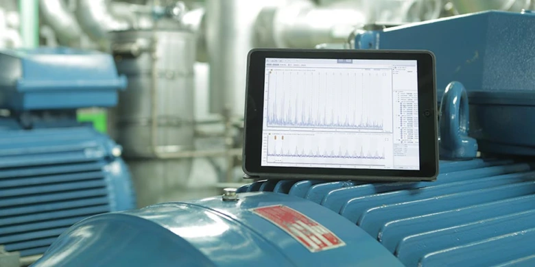 Modrý elektromotor s tabletem pro diagnostiku izolace vinutí