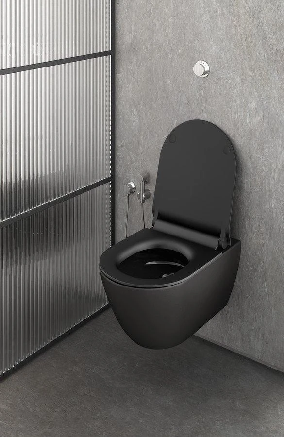 Černá nástěnná toaleta v moderním koupelnovém interiéru.