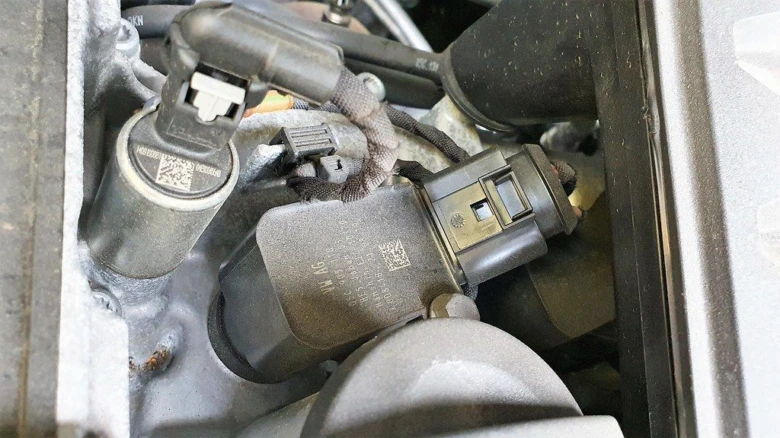Zapalovací cívka s konektory v motoru automobilu