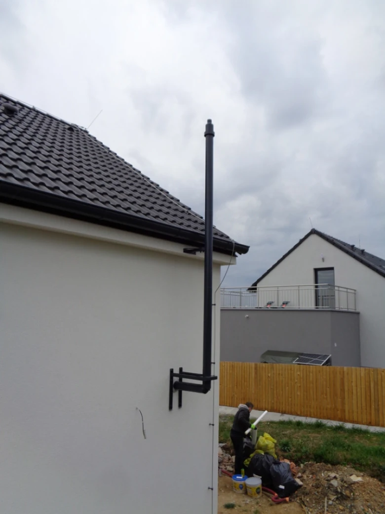 Instalace komína pro plynový kotel na moderním domě