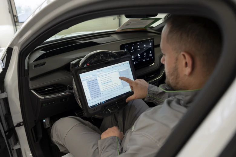 Mechanik kontroluje baterii elektromobilu pomocí diagnostického zařízení.