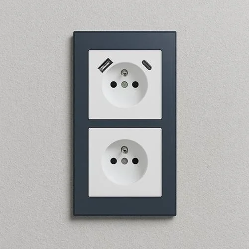 Zásuvka s integrovanými USB porty pro nabíjení v domácnosti.