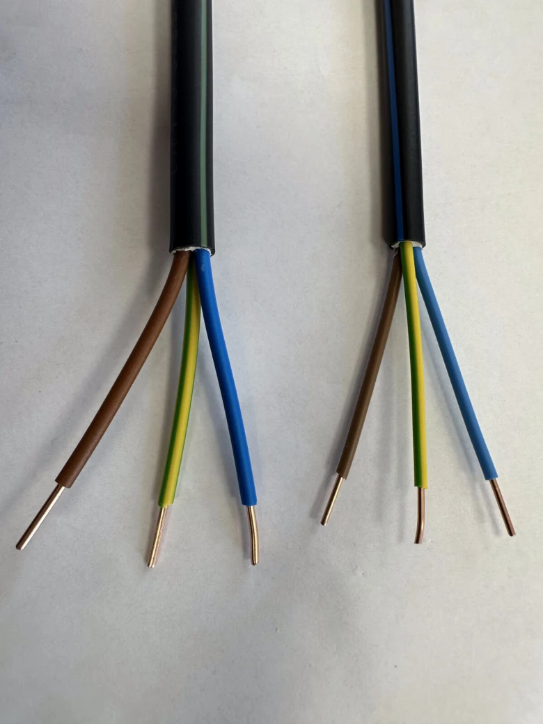 Dva odizolované elektrické vodiče s barevnými izolacemi pro instalaci.