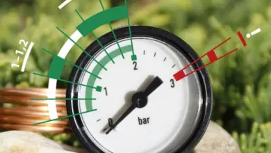 Manometr na potrubí kotla ukazuje tlak v barych.