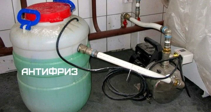 Nádrž s antifrízem propylenglykolem pro topný systém.