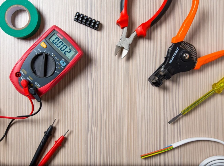 Nástroje pro elektrickou instalaci: multimetr, kleště, šroubovák a kabely.