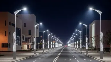 Moderní uliční osvětlení v noční městské krajině.