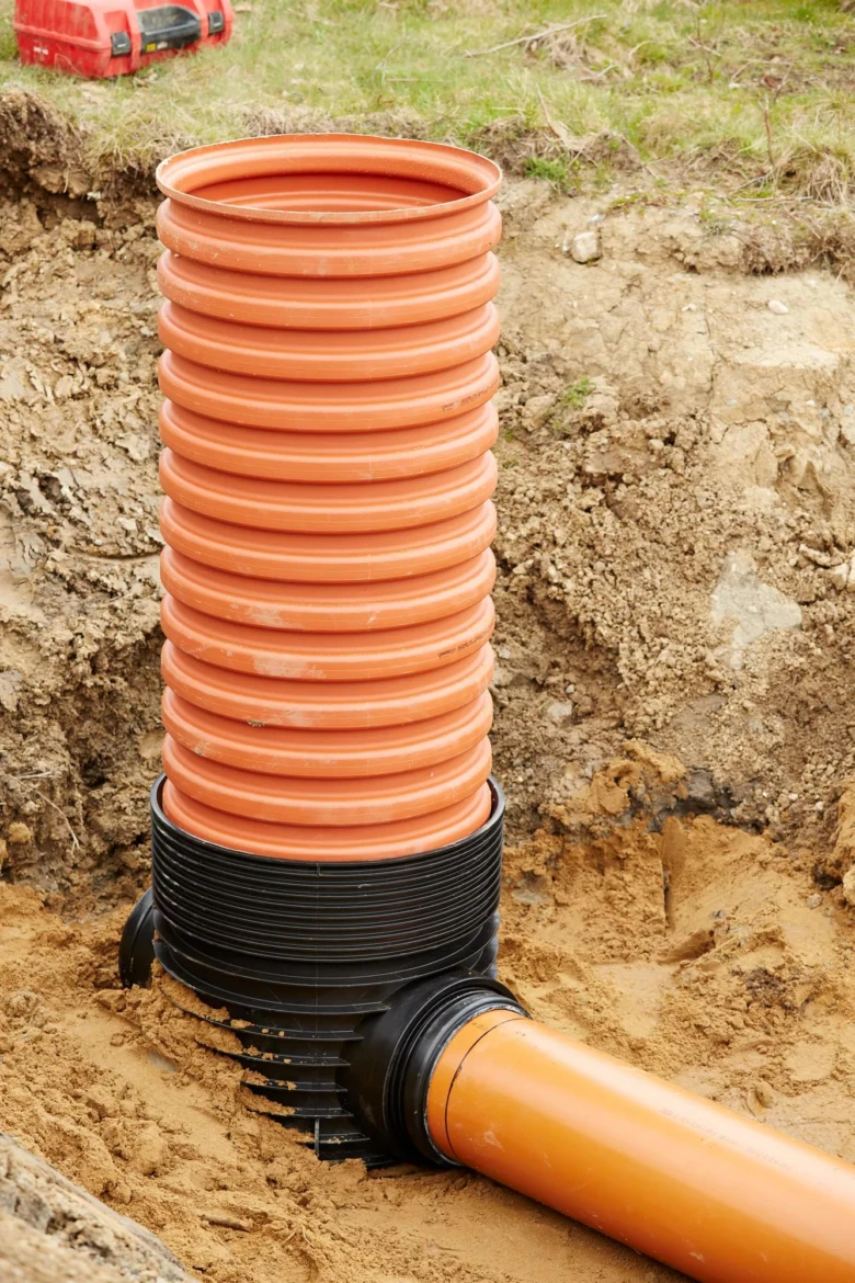 Návod na instalaci oranžového kanalizačního potrubí z PVC.