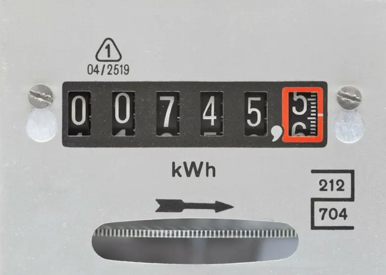 Blízký záběr na elektroměr s čísly pro odečítání spotřeby energie.