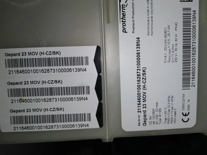 Štítek kotlu Protherm s modelovým označením pro diagnostiku.