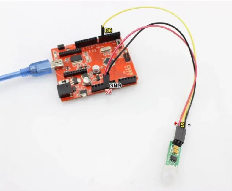 Zapojení pohybového senzoru na Arduinu s označenými vodiči.