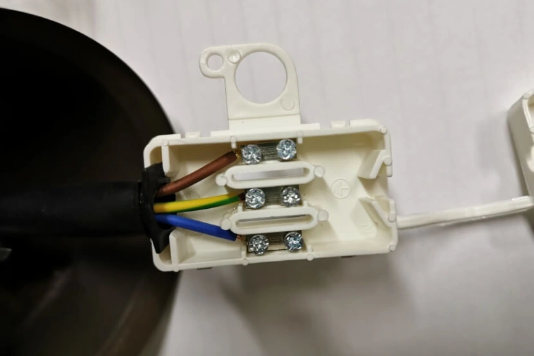 Bílý elektrický konektor pro zapojení LED žárovky do svítidla.