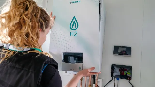 Instalace vodíkového topného kotle značky Vaillant v domácnosti.