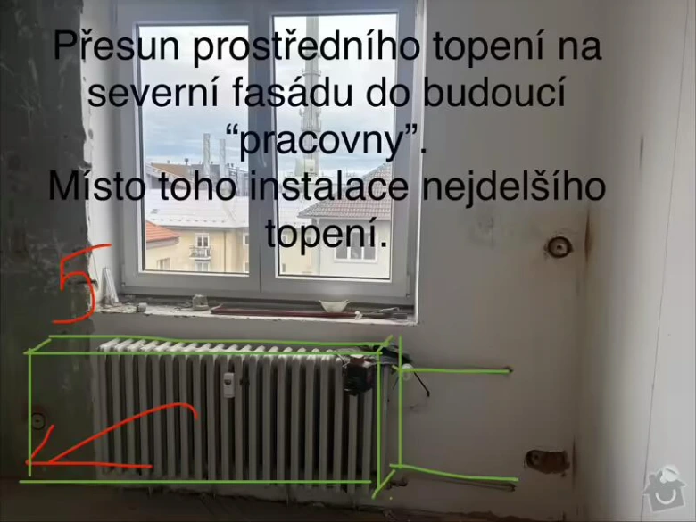 Instalace starého radiátoru s označením připojení pod oknem.