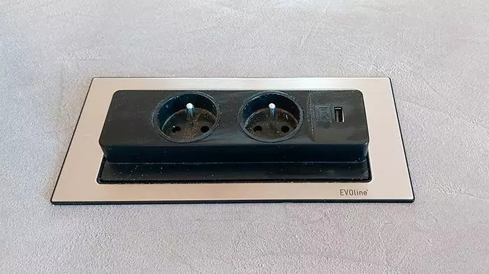 Modern stříbrná elektrická zásuvková deska s dvěma okruhy.