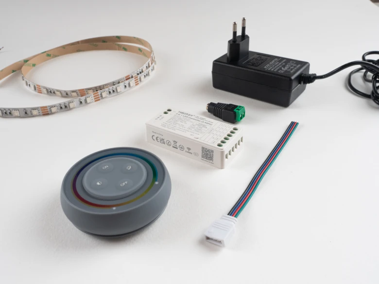Kompletní sada pro připojení LED osvětlení k síti včetně adaptéru.