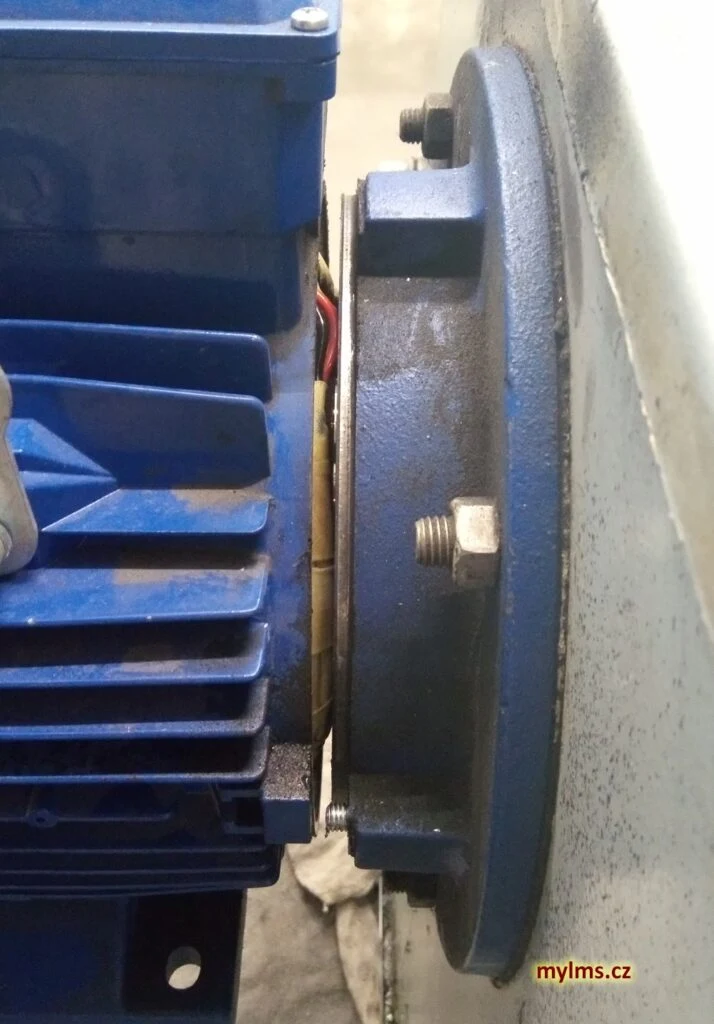 Modrý elektromotor s přípojkou k převodovce pro diagnostiku jednofázového pohonu.