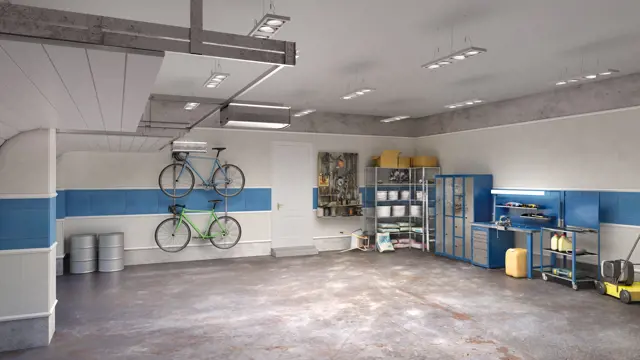 Prázdná garáž s bicykly na zdi a nábytkem pro práci.