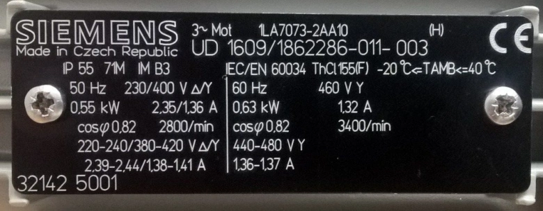 Jmenovka třífázového elektromotoru s technickými parametry od firmy Siemens.