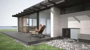 Moderní dům s venkovními jednotkami tepelného čerpadla u zdi.