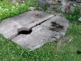Zakrytí vrtu s přístupem k vodní studni.