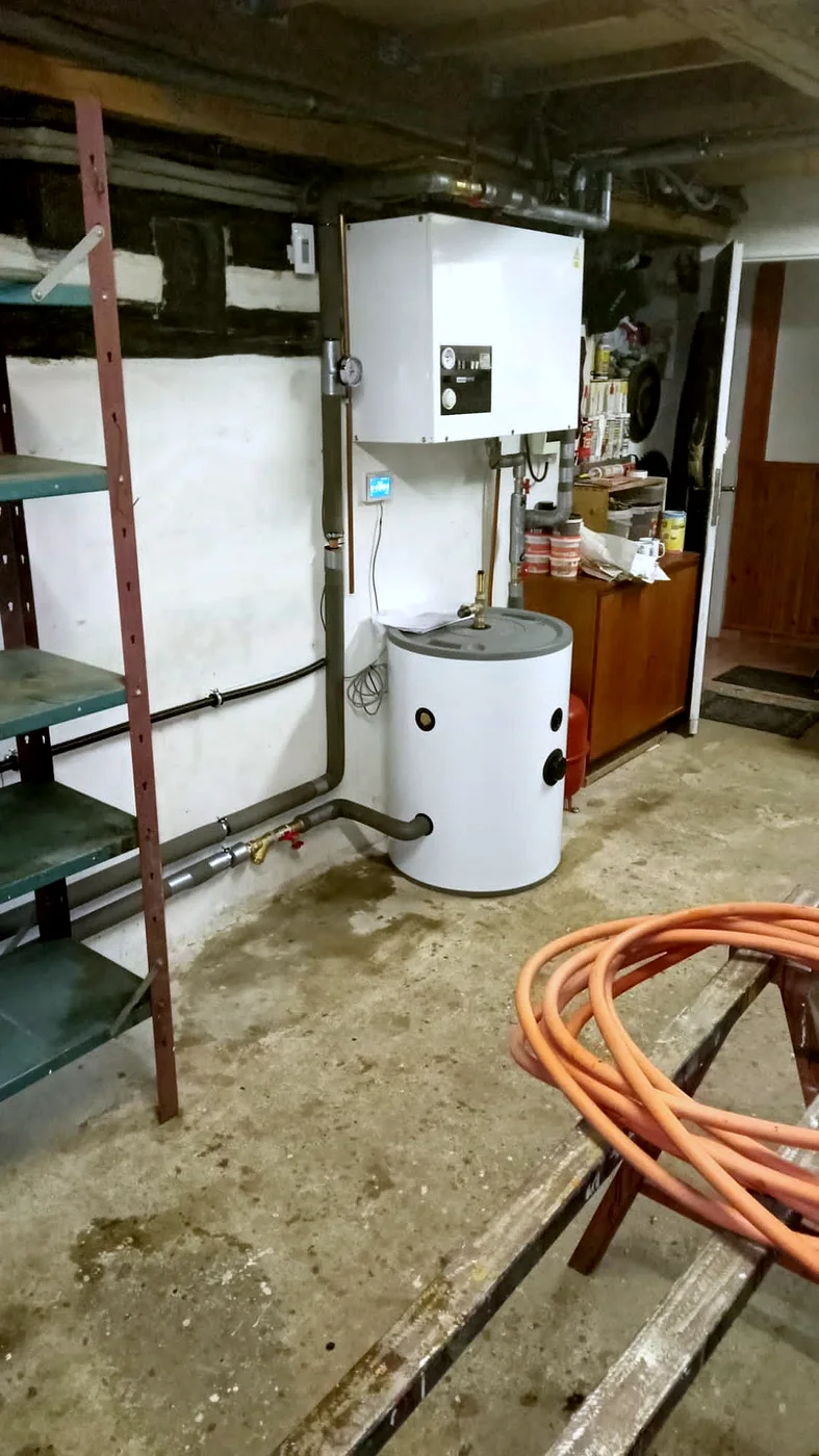 Nový plynový kotel nainstalovaný v podkroví s viditelnými potrubím.